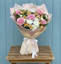 Букет цветов из:  Гвоздики, Орхидеи и Розы в Зее