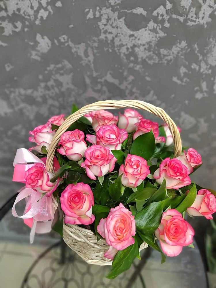 Цветочная композиция из Розы в корзине в Зее