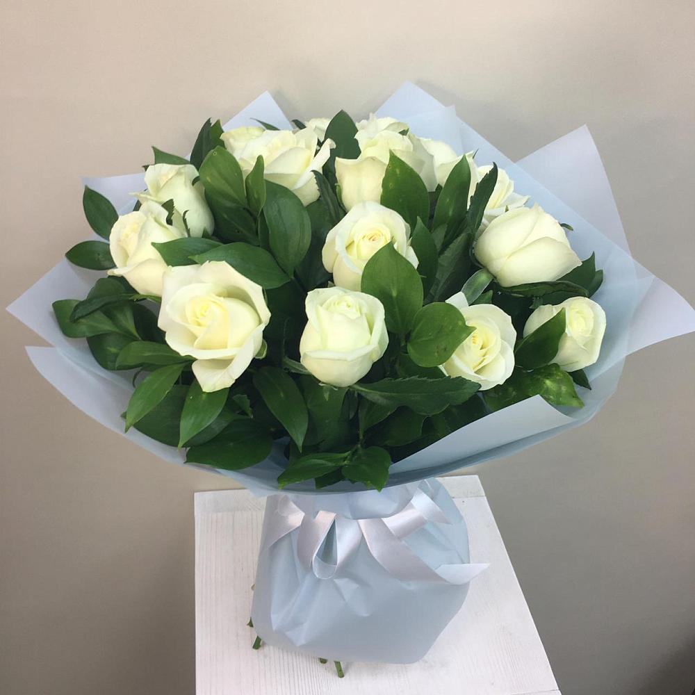 Букет 15 Белых роз Проуд в Зее
