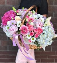Композиция солнечный день в Зее Цветочная композиция из Розы, Хризантемы, Пионы и Лизиантусы в корзине в Зее