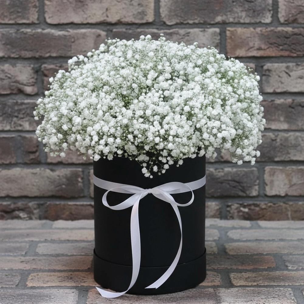 Цветочная композиция из Гипсофила в шляпной коробке в Зее