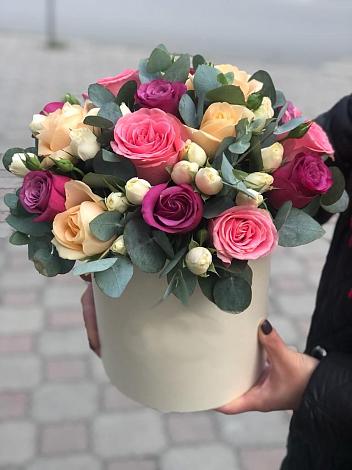 Цветочная композиция из Розы в шляпной коробке в Зее