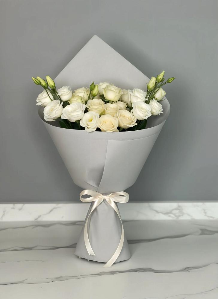 Букет цветов из: Розы и Лизиантусы в Зее