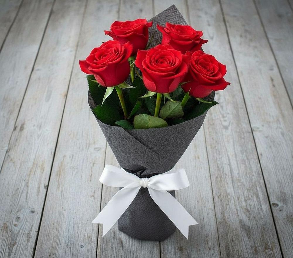 Букет 5 Красных роз Эдлесс Лав в Зее