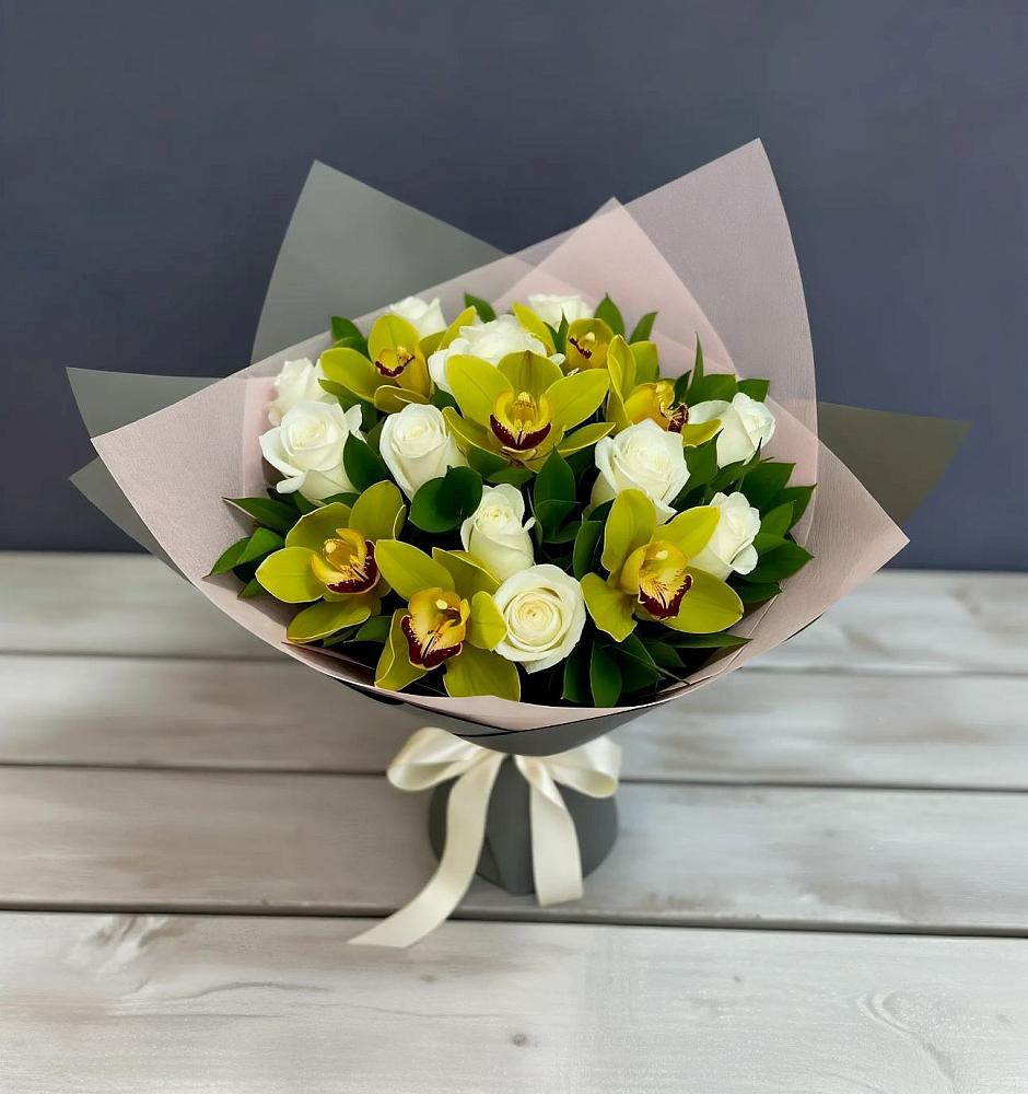 Букет цветов из: Орхидеи и Розы в Зее