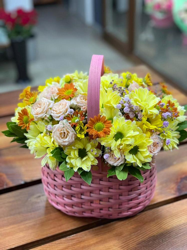 Цветочная композиция из Хризантемы и Розы в корзине в Зее