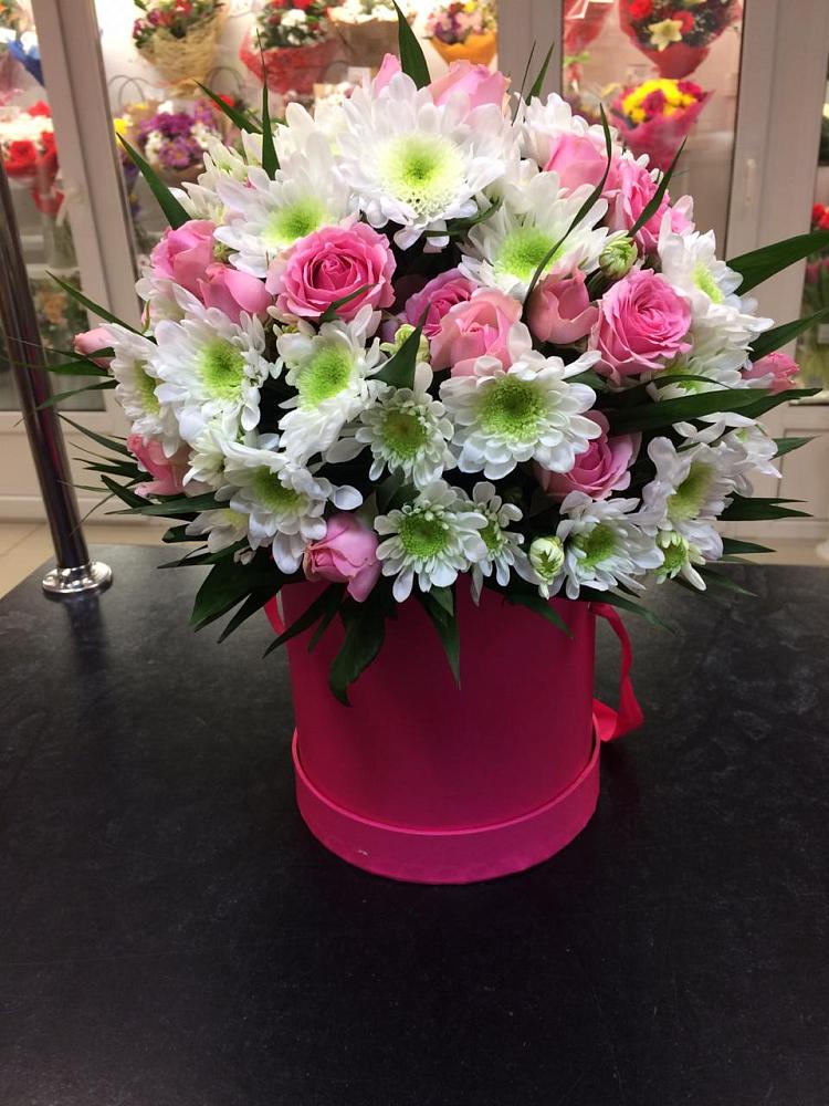 Цветочная композиция из Розы и Хризантемы в шляпной коробке в Зее