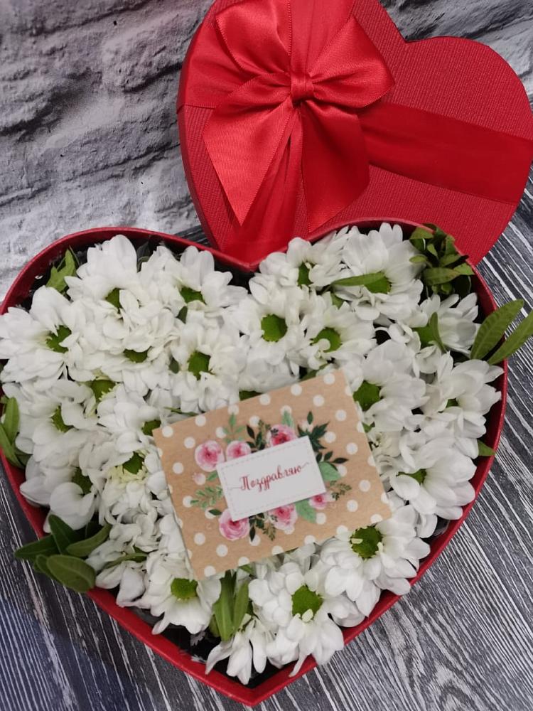 Цветочная композиция из Хризантемы в виде сердца в Зее