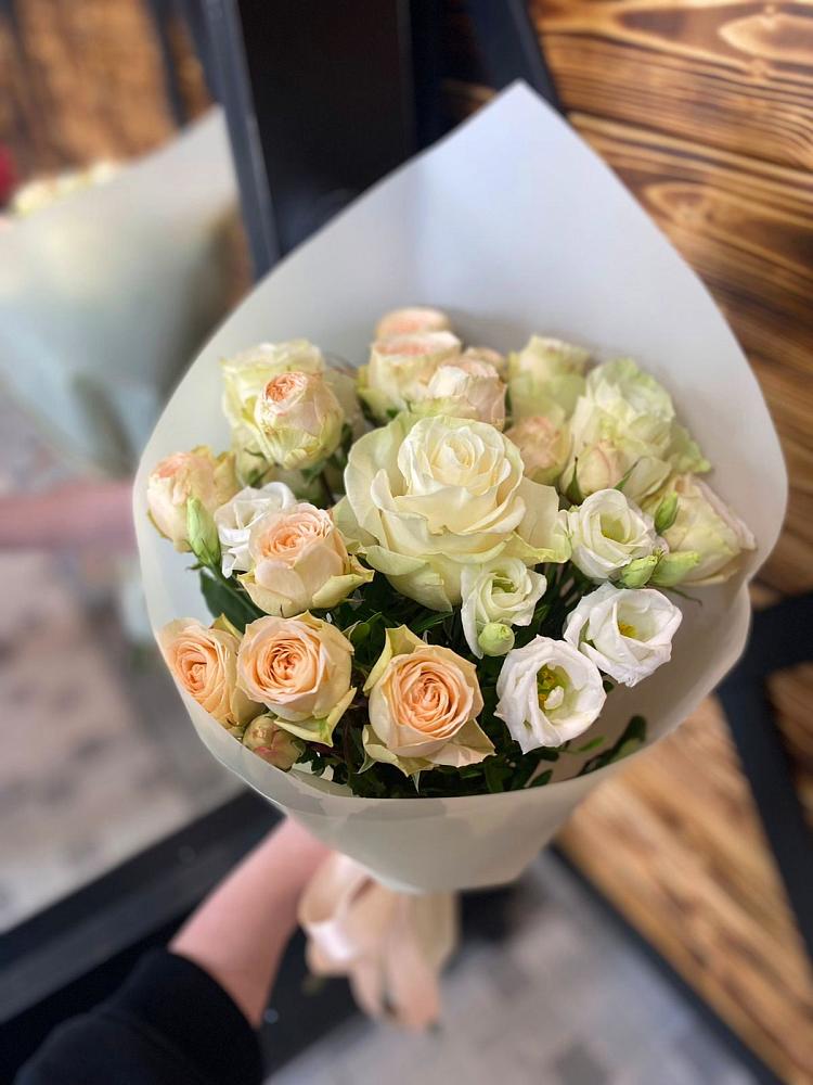 Букет цветов из: Розы и Лизиантусы в Зее